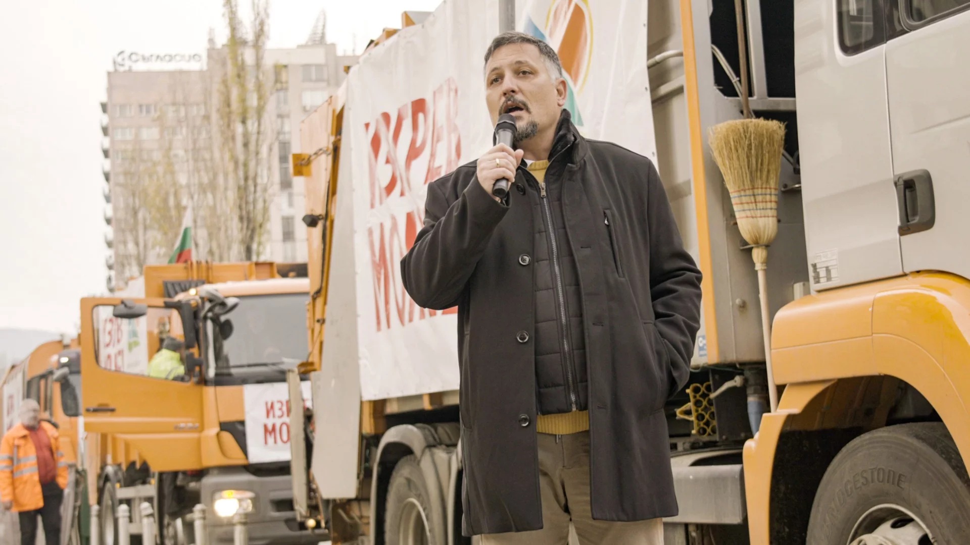 Боклукджиите и шофьорите на камиони бойкотират работата на район "Изгрев", алармира кметът д-р Делян Георгиев