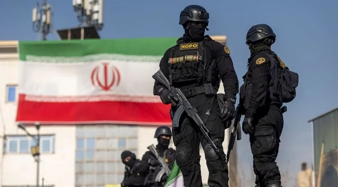 Милициите "Басидж" и гвардейците - опората на режима в Иран