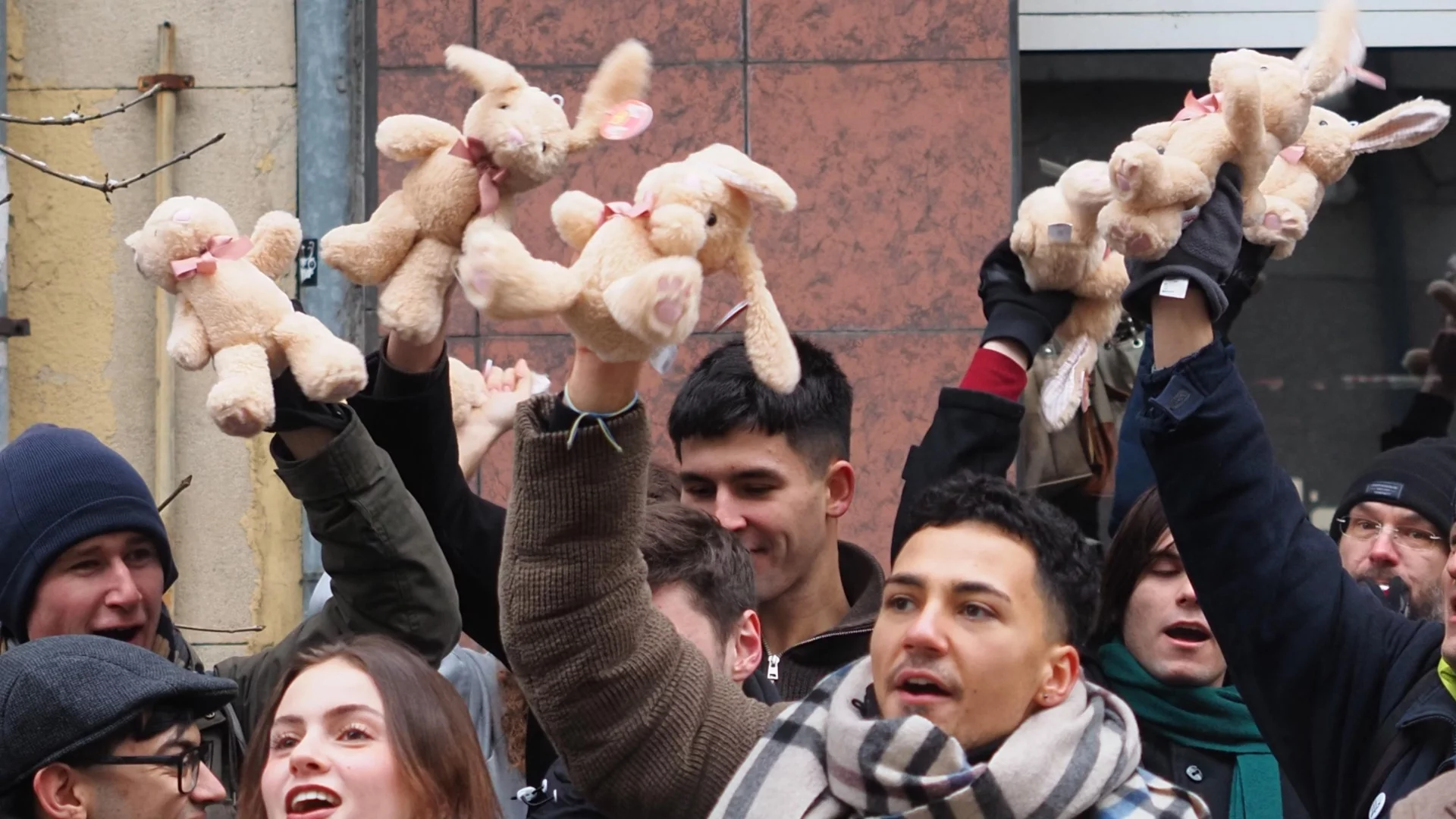 Плюшени зайчета и СарафOFF - протест пред ВСС (СНИМКИ)