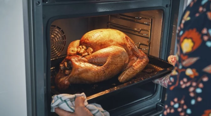 Какво задължително се слага първо при печене на месо във фурната