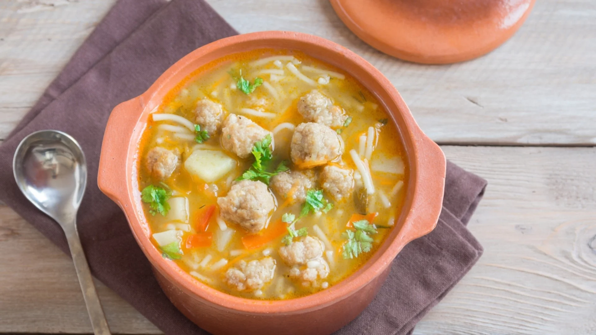 Какво задължително се слага първо при приготвяне на супа топчета