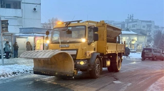 Екипите на три фирми работят по обработката на пътищата срещу заледявания в Русе