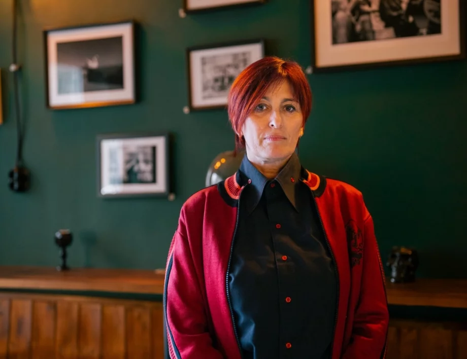 Ивана Кълвачева и изложбата ѝ "Camera Bound": За емоцията, точния момент и хумора (ВИДЕО)