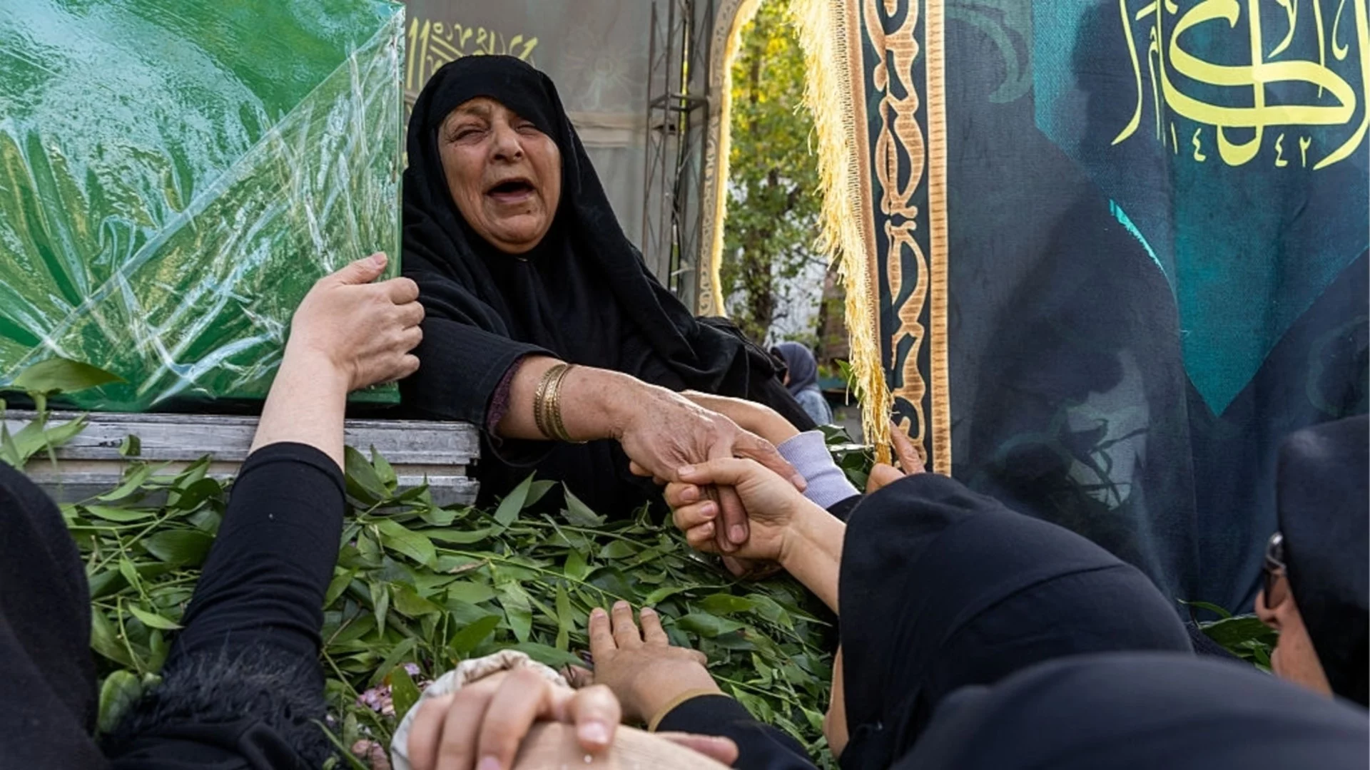 Свидетели: Някои тела на убити протестиращи в моргите в Иран все още "дишат"