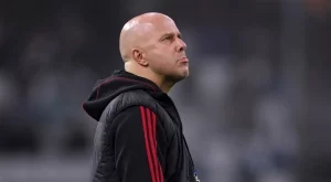 Слот този път не издържа – влезе остро на легенда на Ливърпул