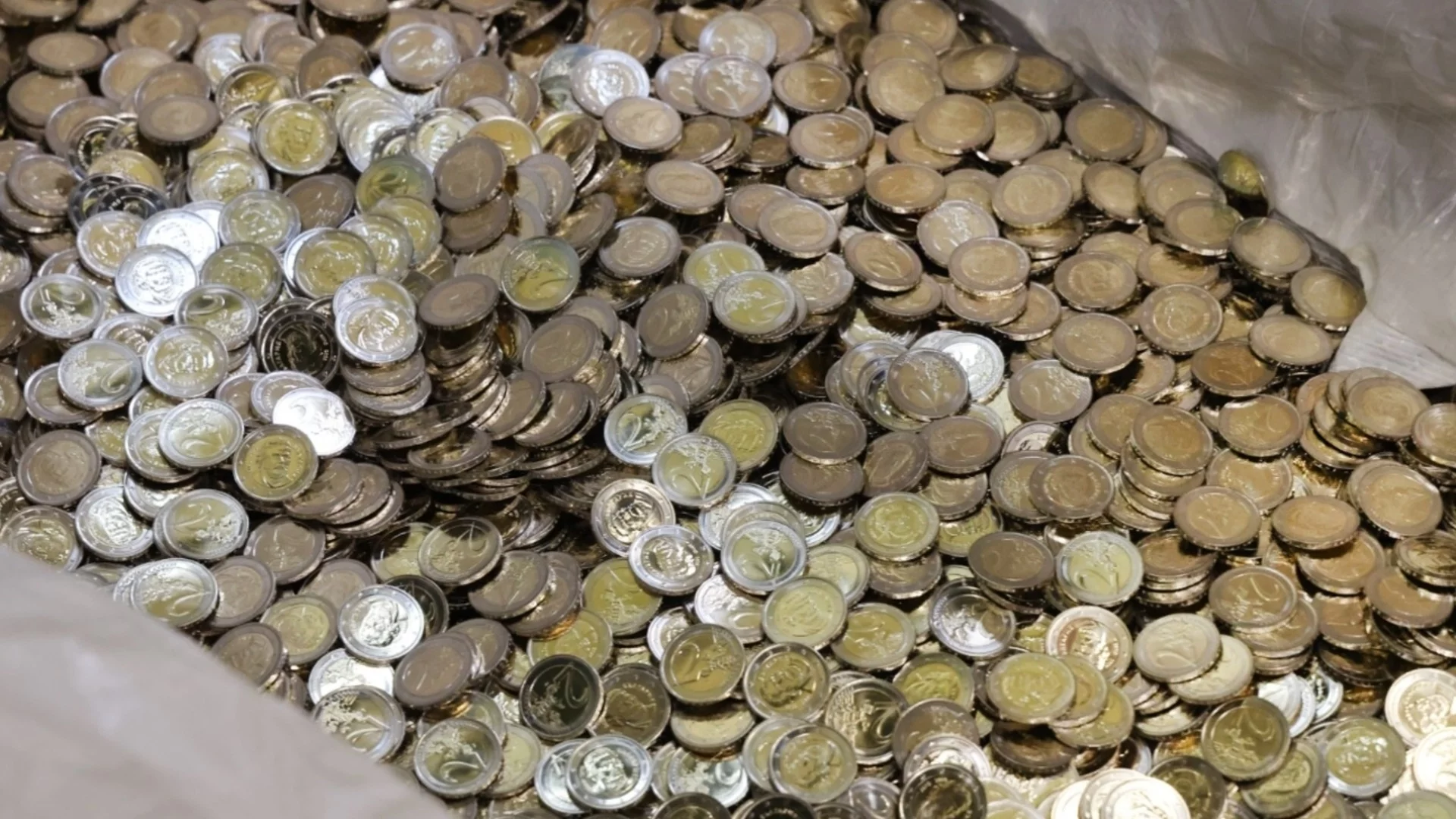 Обмяната на левовете в евро: Тонове монети в банките