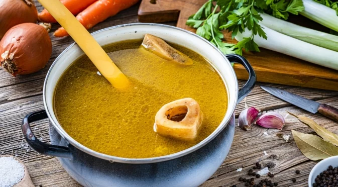 Каква е разликата между готвене с бульон и без бульон