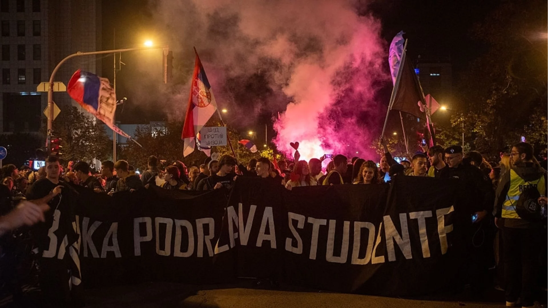 След полицейска операция в Нови Сад: Протести в редица сръбски градове (ВИДЕО)