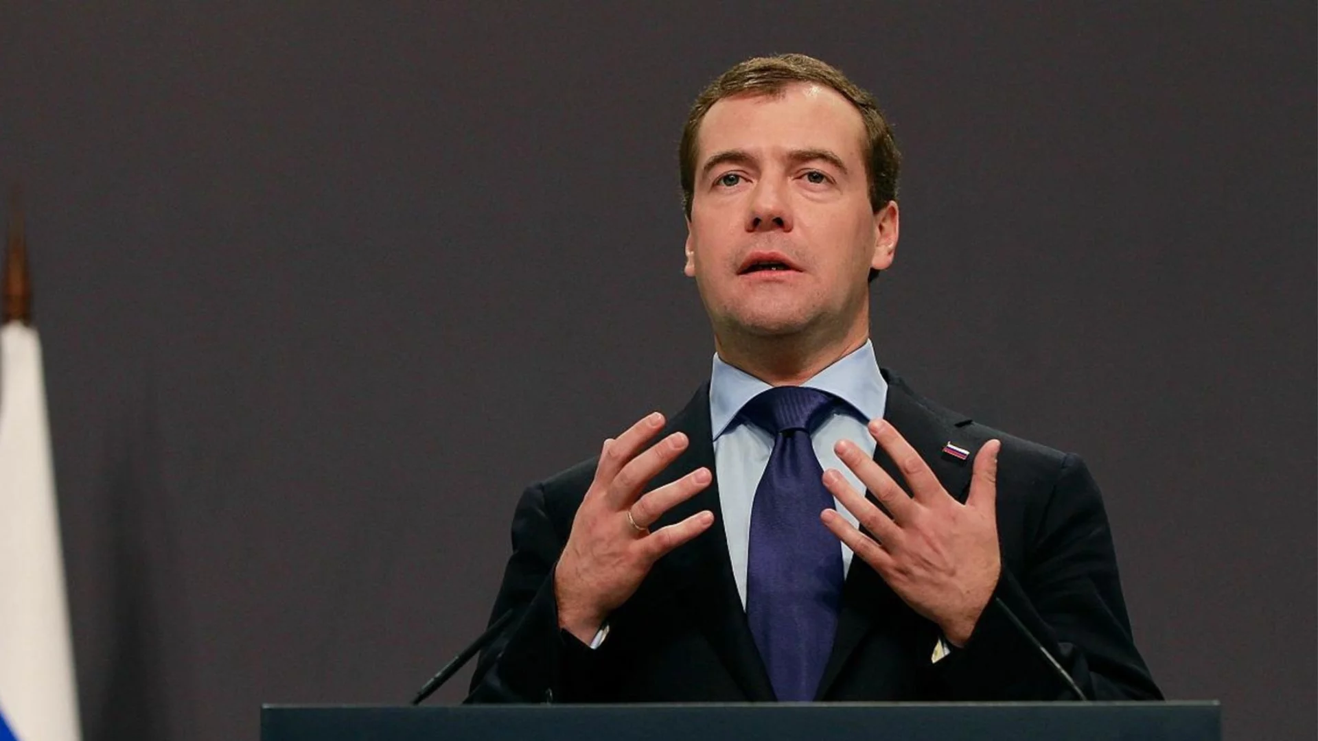 От интернет трол до топ позиция: Медведев се завръща, но жадните за властта на Путин му точат ножове