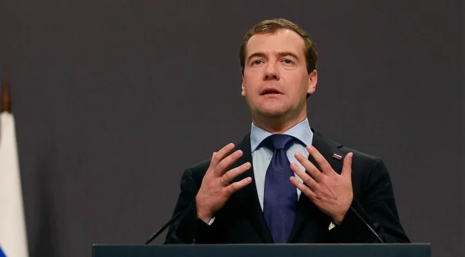 От интернет трол до топ позиция: Медведев се завръща, но жадните за властта на Путин му точат ножове