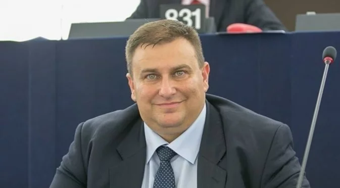 "Който няма право да остане, да бъде върнат незабавно": Евродепутат от ГЕРБ с позиция за мигрантите