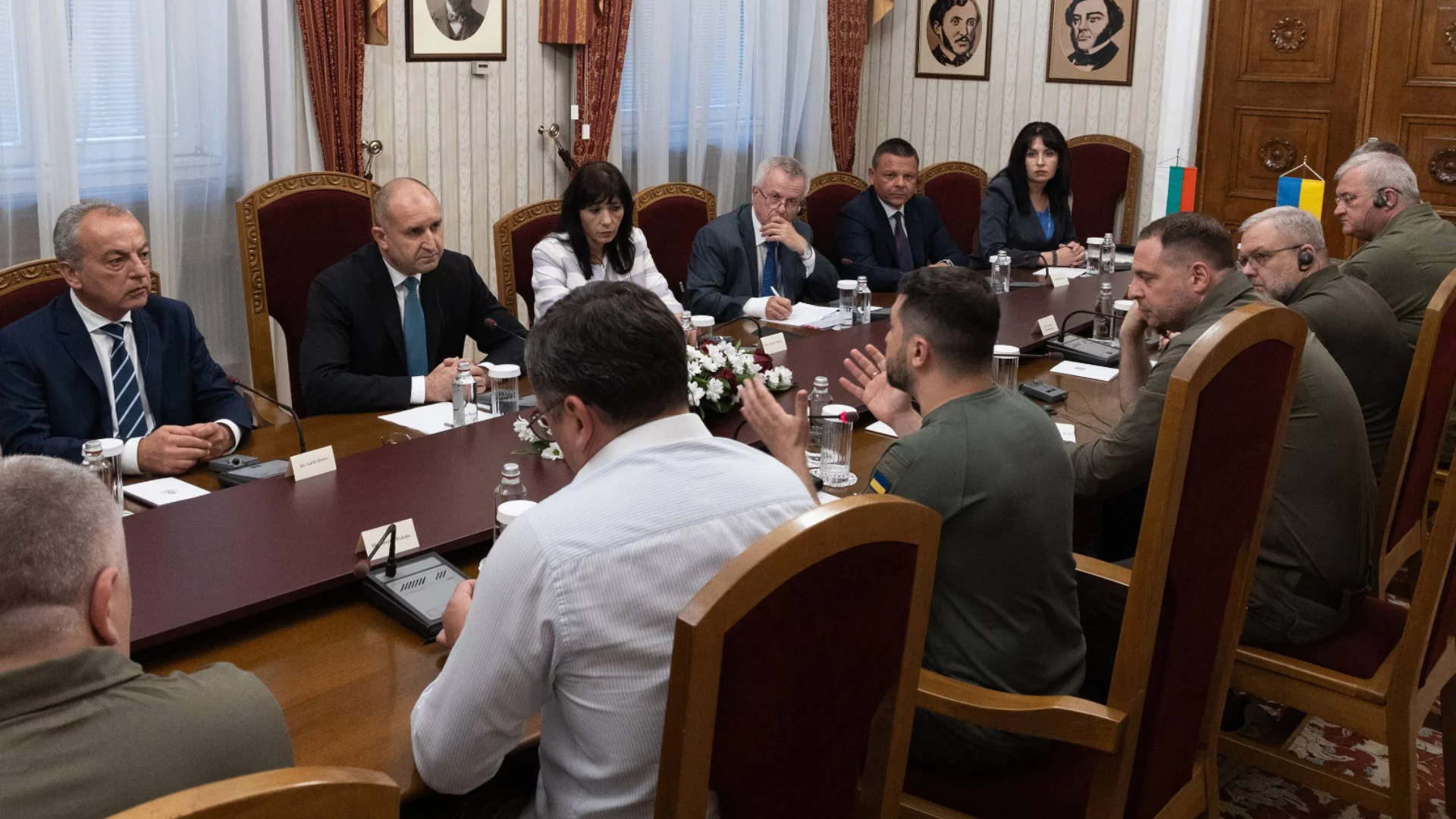 Уроците по достойнство, които Володимир Зеленски преподаде на Румен Радев (ВИДЕО)