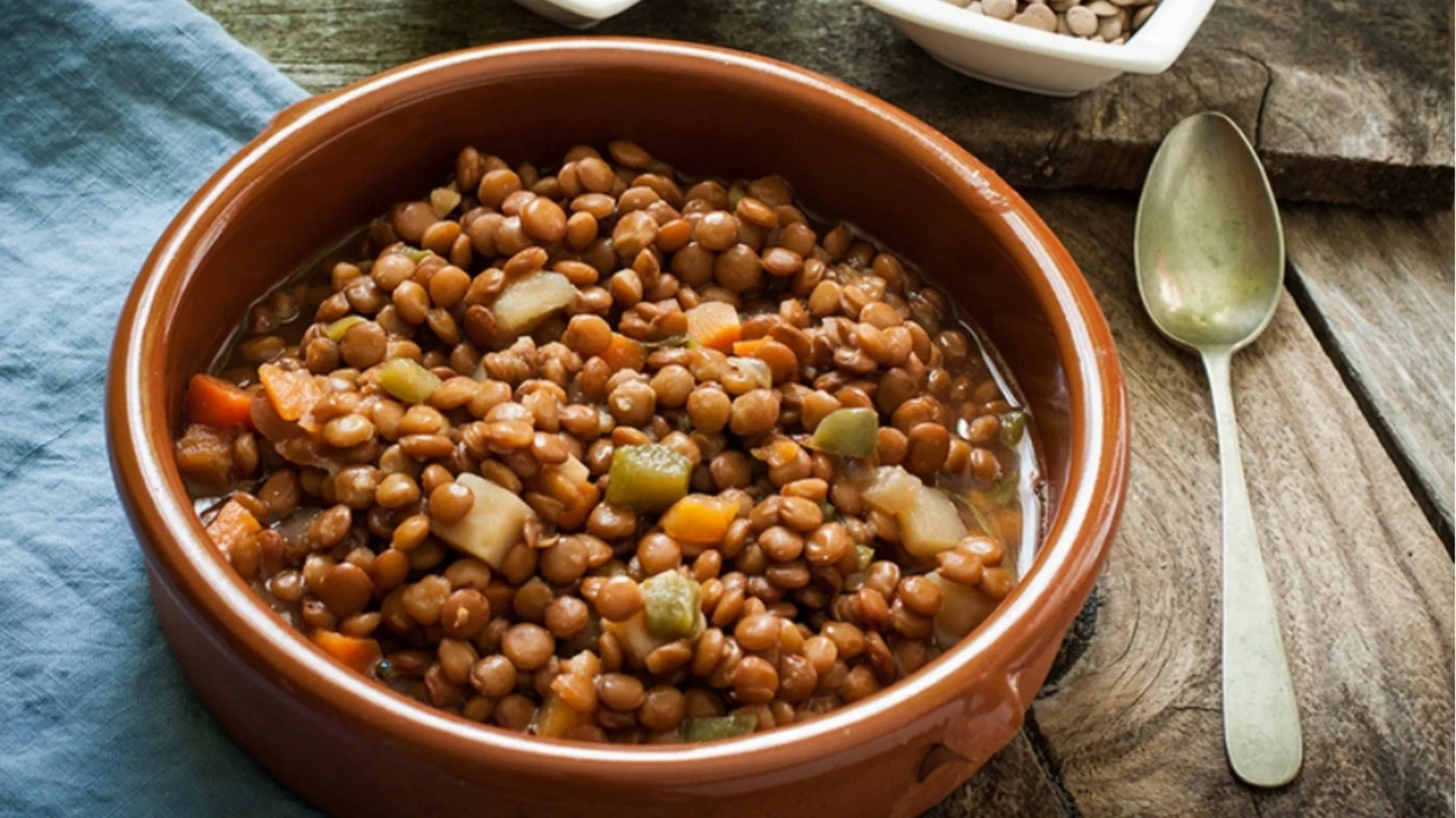 Какво задължително се слага първо при готвене на леща