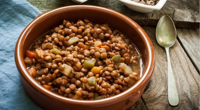 Какво задължително се слага първо при готвене на леща