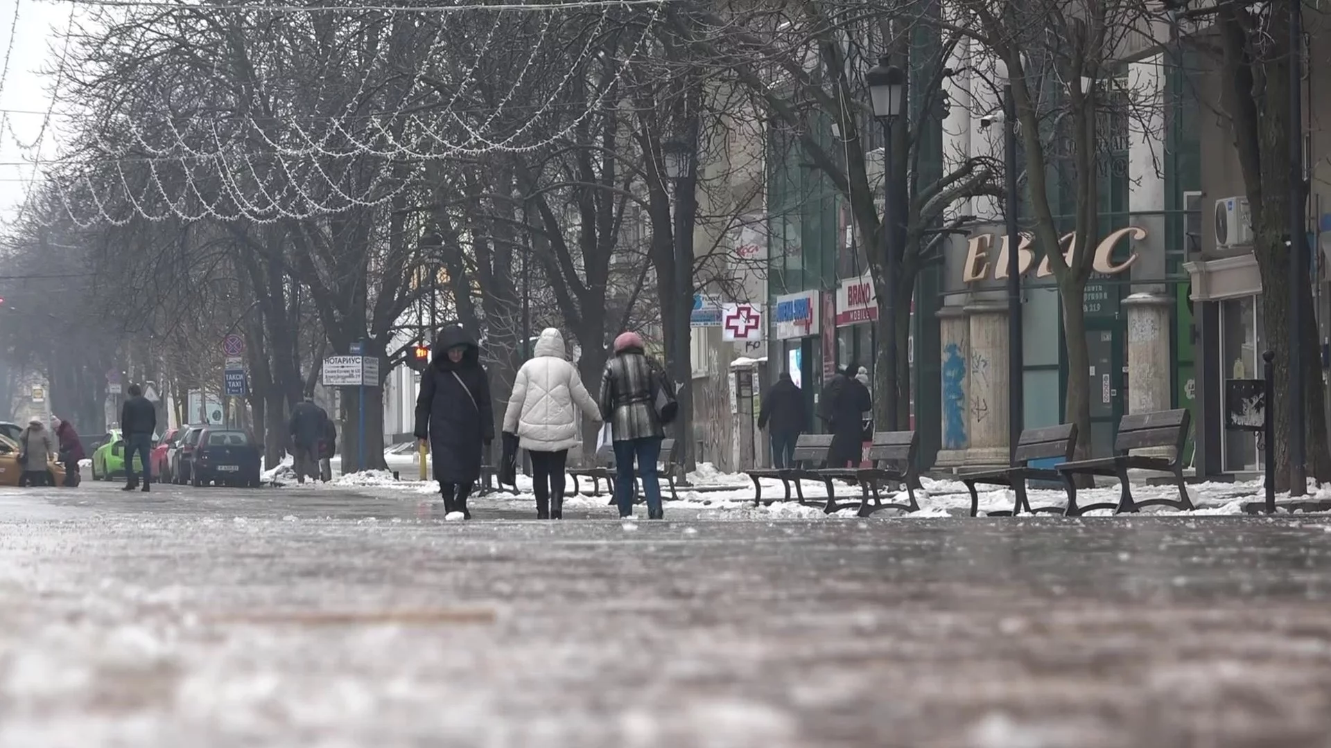 Заради леда, само за една сутрин: 80 души с травми в Русе