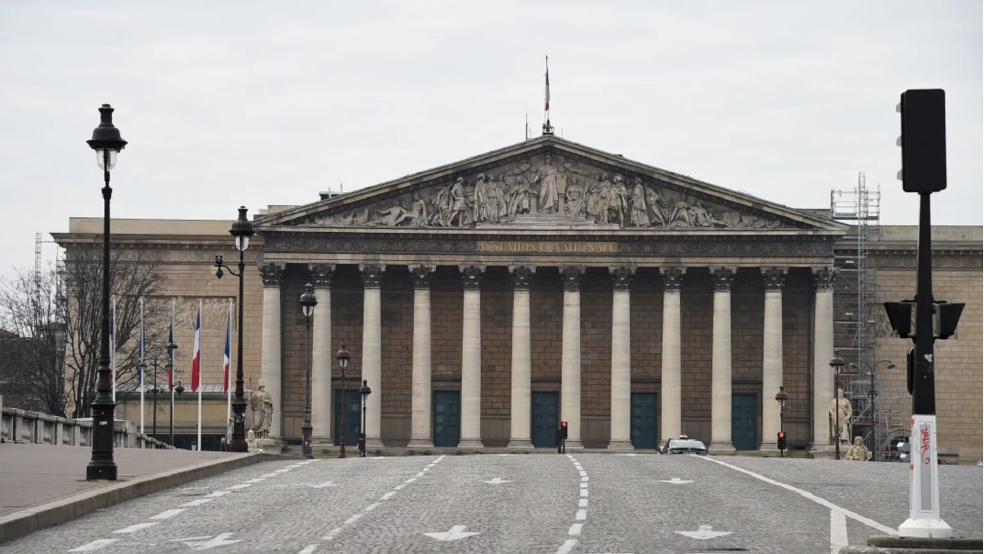 Френското правителство устоя на втория вот на недоверие