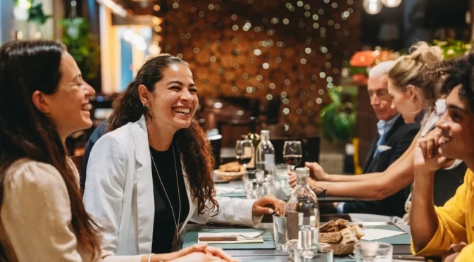 Защо интелигентните хора седят с гръб към стената в ресторант?