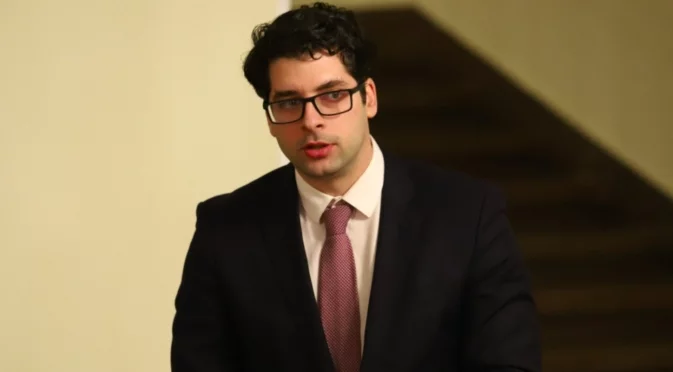 Вие, министрите, сте за малко - не се хабете да ни реформирате