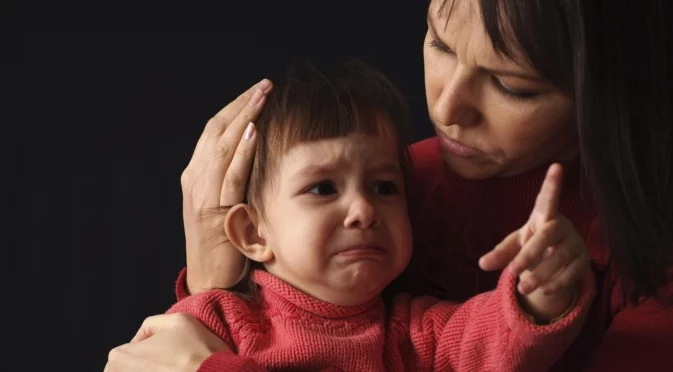 Фрапиращо обвинение: Учителка в детска градина залепила устата на дете с тиксо?