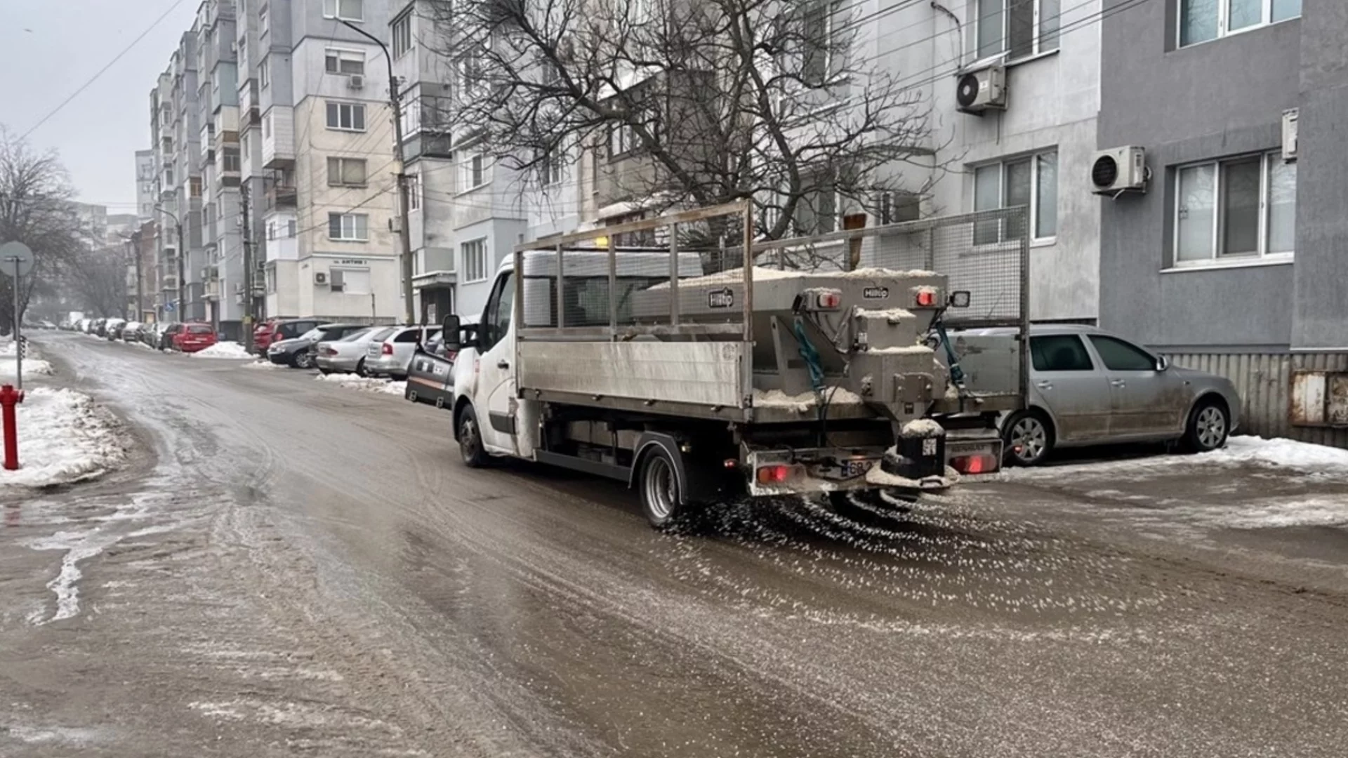 Над 150 служители са мобилизирани за обработка на тротоарите срещу заледяване в Русе