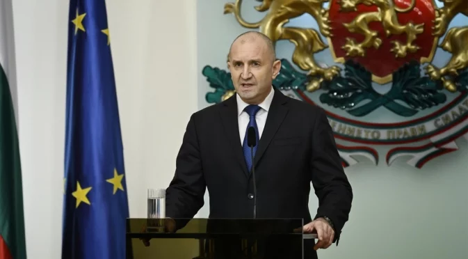 Какво печели и какво губи Радев с оставката си: Анализ на конституционалист