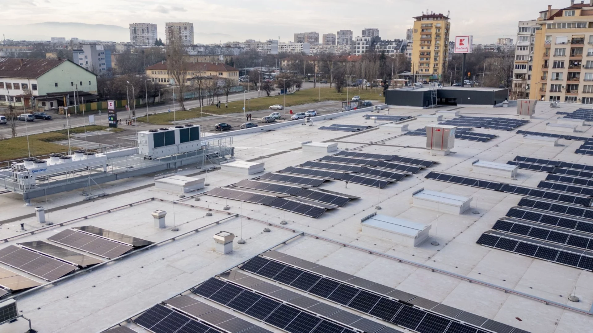 12-ата фотоволтаична инсталация на покрива на Kaufland вече произвежда „зелена“ енергия