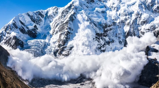 Лавина в Пакистан и снежни бури в съседен Афганистан отнеха живота на най-малко 20 души