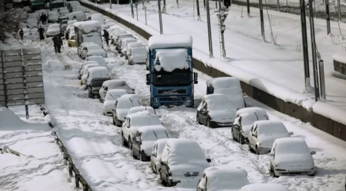 Бял апокалипсис: В САЩ обявиха извънредно положение, 170 милиона души са под снежна блокада