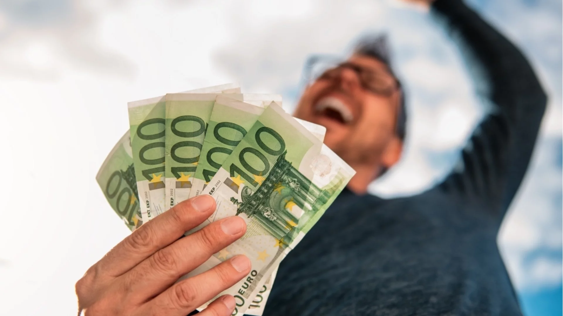 Огромен късмет връхлита тези 3 зодии през февруари 2026