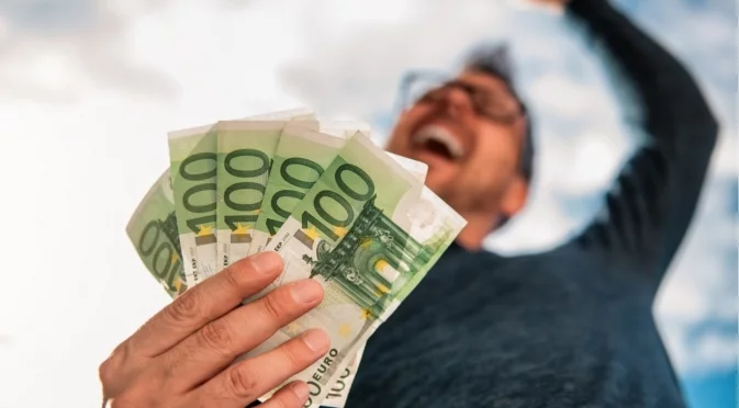 Огромен късмет връхлита тези 3 зодии през февруари 2026