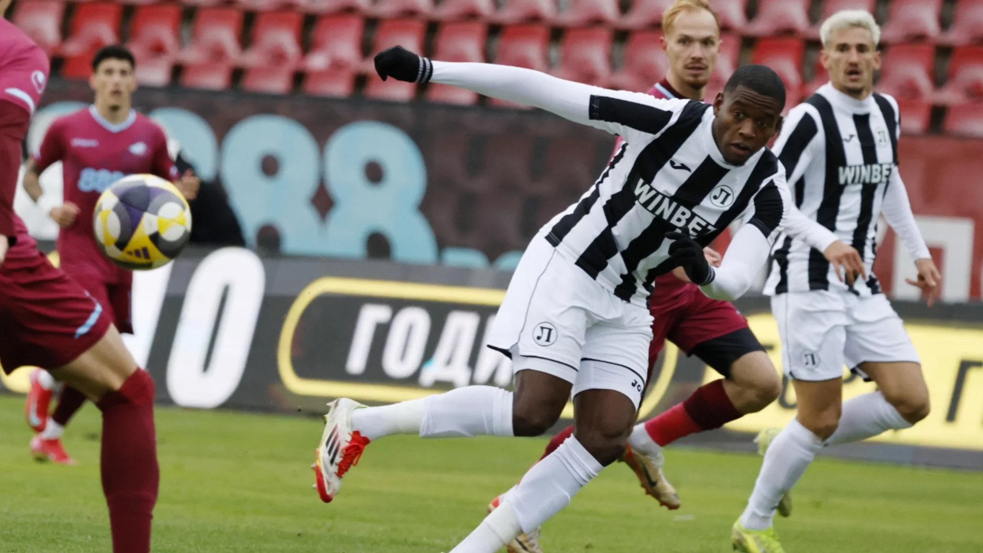 Левски дава крупна сума и няколко играчи за Хуан Переа, от Локо Пд оцениха 33% шанс да го продадат на "Герена"