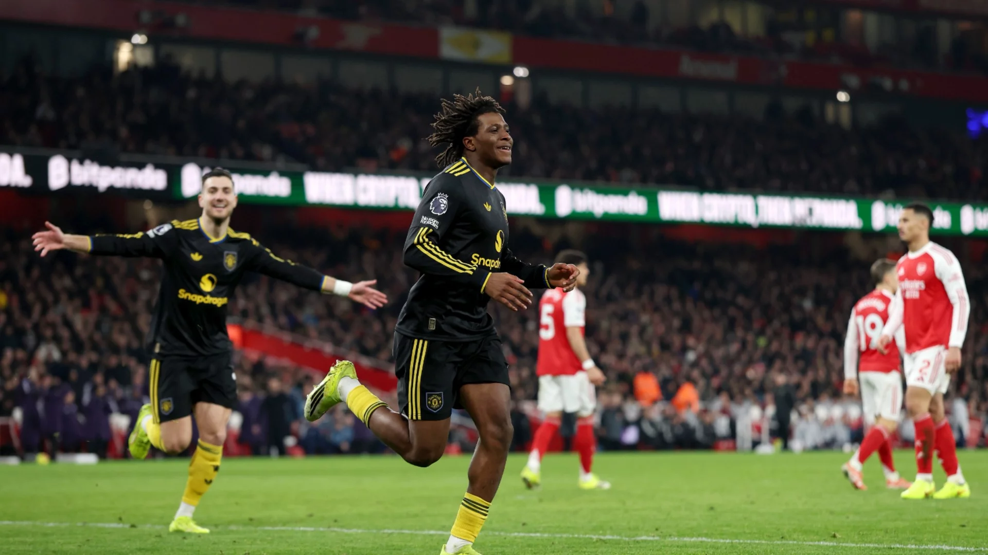 Юнайтед шокира Арсенал в голов трилър! Карик надхитри пореден гранд и промени битката за титлата