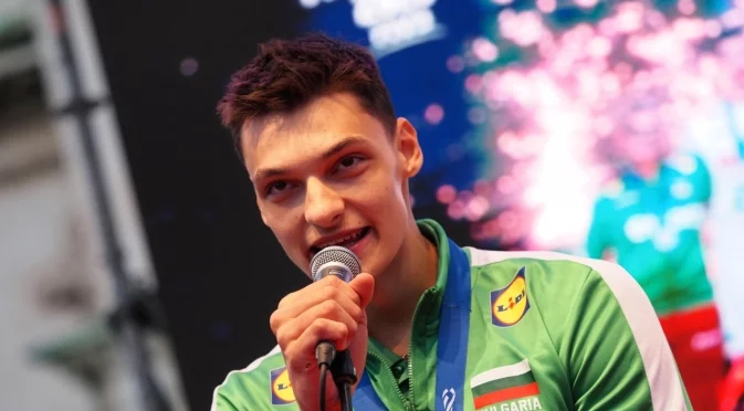 Алекс Николов блести при странна загуба на Лубе Чивитанова