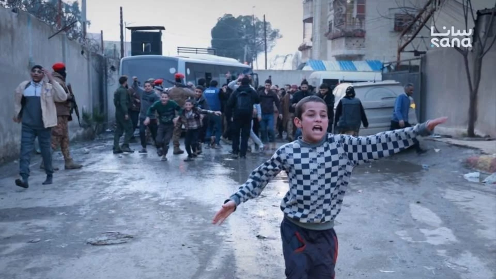 "Биеха ни с ток и електрошок": Над 120 деца изведени от затвора „Ал-Актан“ след превземането му