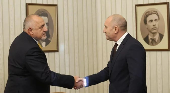 Историк: Борисов и Радев може да си мечтаят да си разменят местата, има някаква договорка