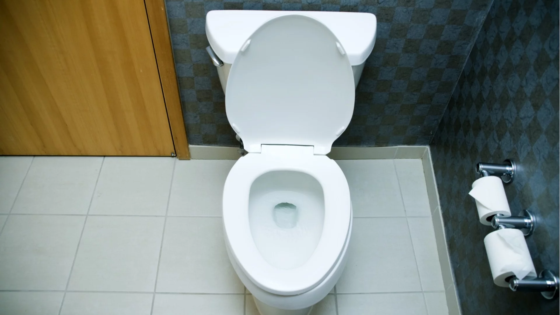 "Почувствах се наистина зле“: Жена откри уебкамера под капака на тоалетната чиния в ресторант