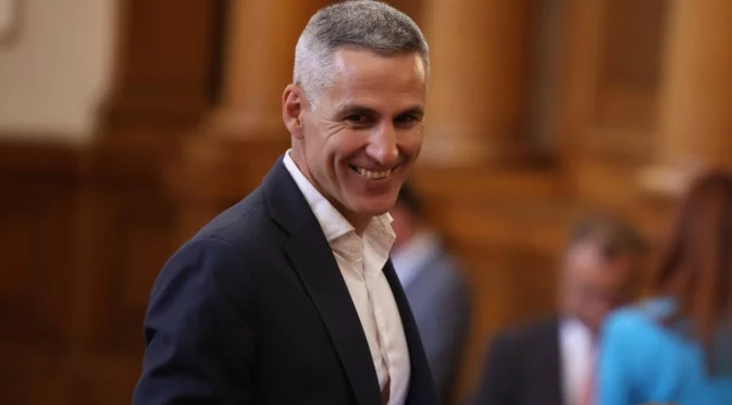 Премиер по принуда: Ще приеме ли Андрей Гюров тежката корона на служебната власт?