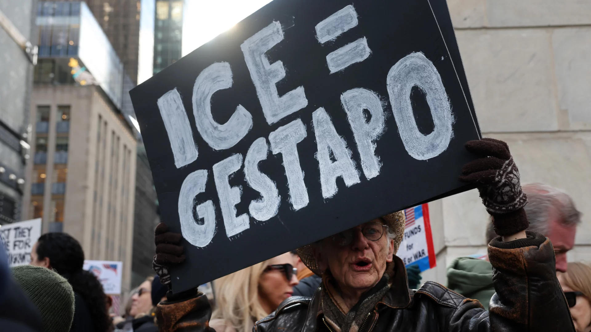 Подробности за убийството в Минеаполис: Имиграционните застреляли медик с телефон, а не с пистолет (СНИМКИ+ВИДЕО)