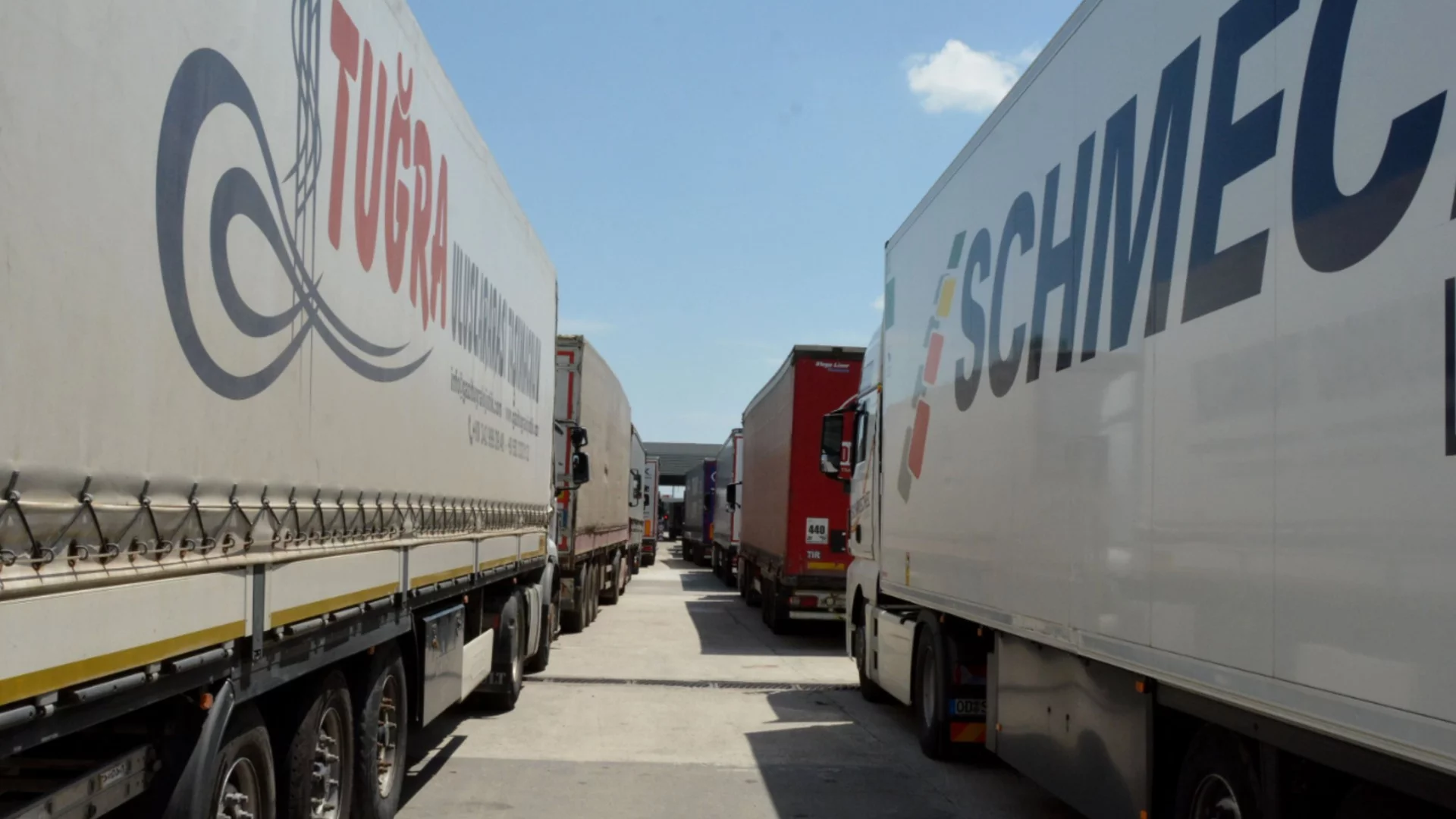 Транспортен колапс на границата: Превозвачи от Западните Балкани блокират пунктовете заради нови европравила