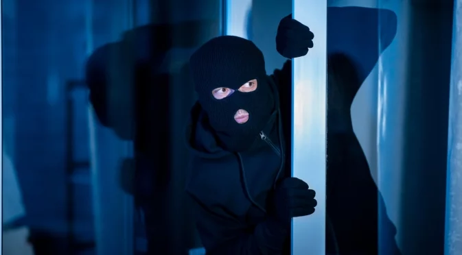 Злато за стотици хиляди: Трима се изправят пред съда след дързък обир