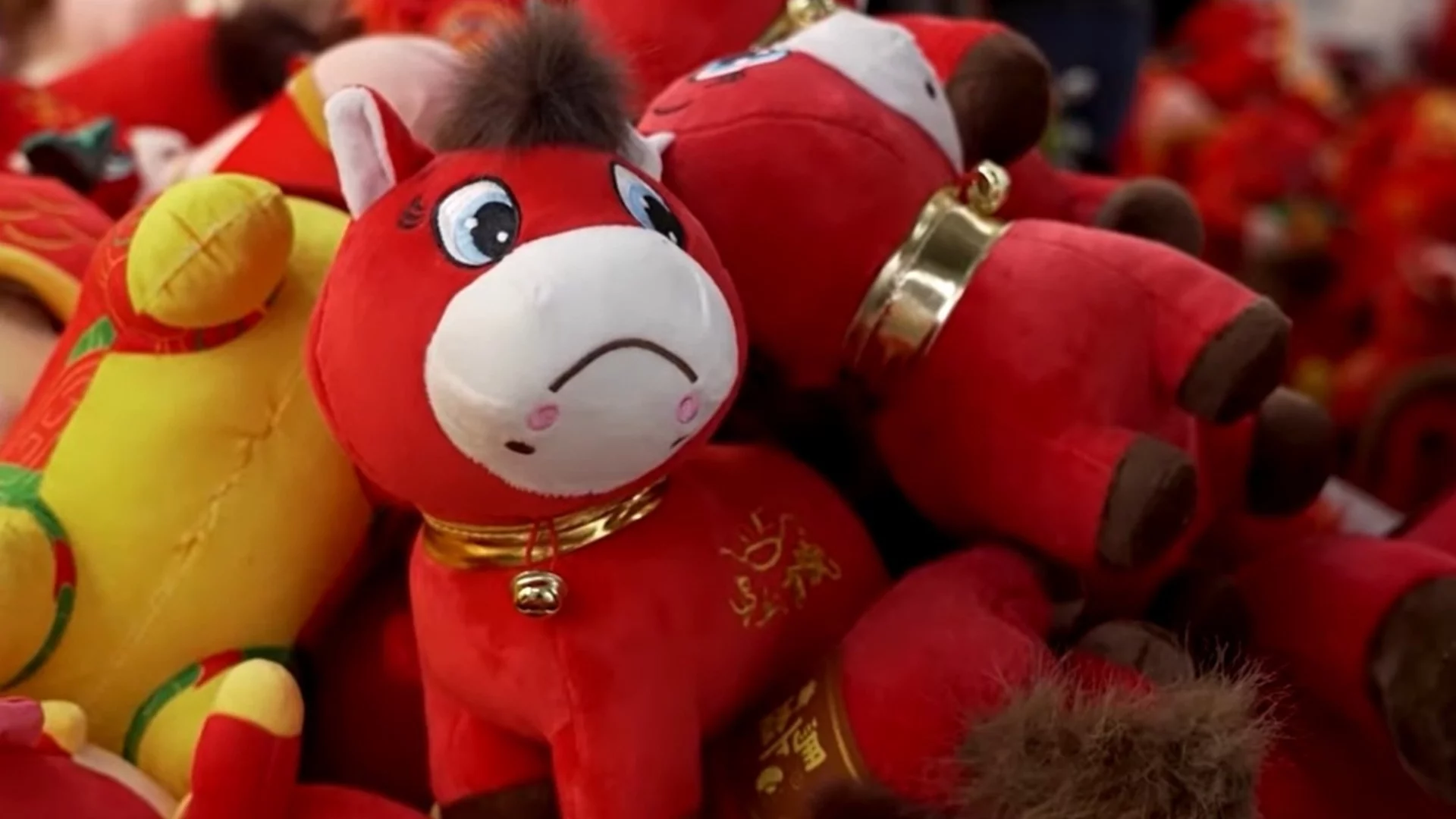 Гаф на работник превърна "плачещо конче" в тотален хит в Китай (ВИДЕО)