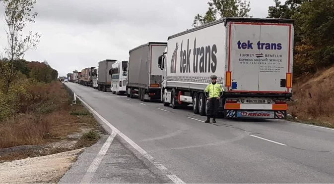 Натоварен трафик на два гранични пункта