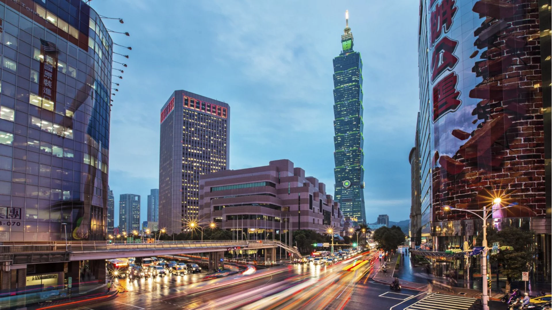 Без страх: Катерач покори 508-метров небостъргач без въжета (ВИДЕА)