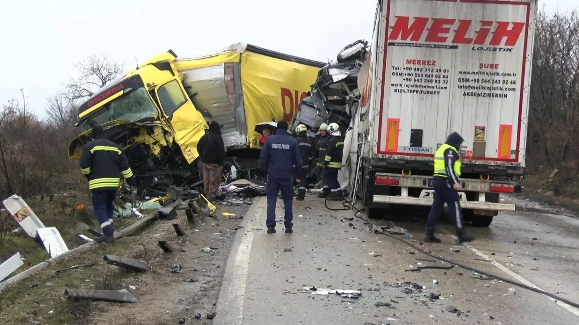 Три камиона и една кола: Тежка катастрофа, има жертва