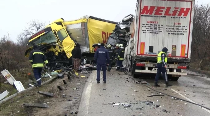 Три камиона и една кола: Тежка катастрофа, има жертва