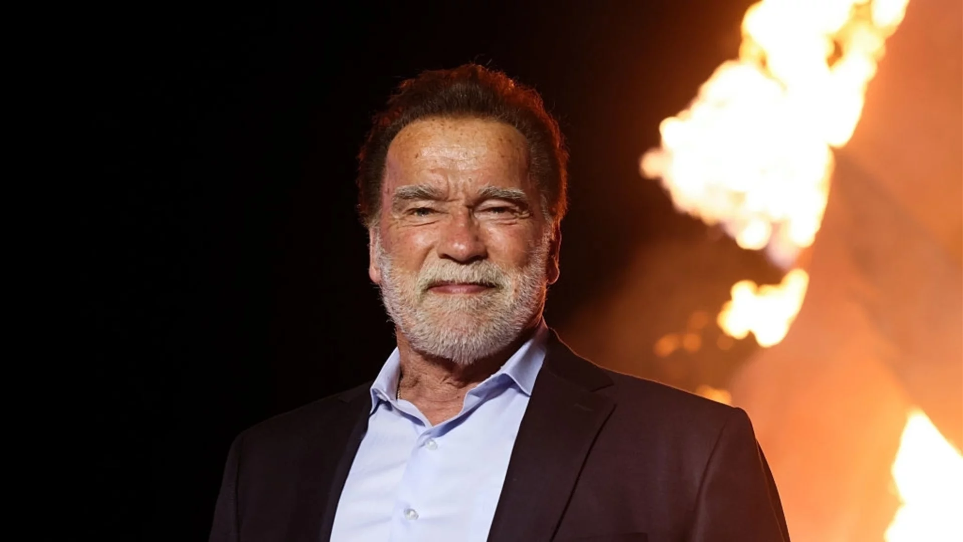 Пиршество с наденици и закачливи целувки: Арнолд Шварценегер се развихри (СНИМКИ)