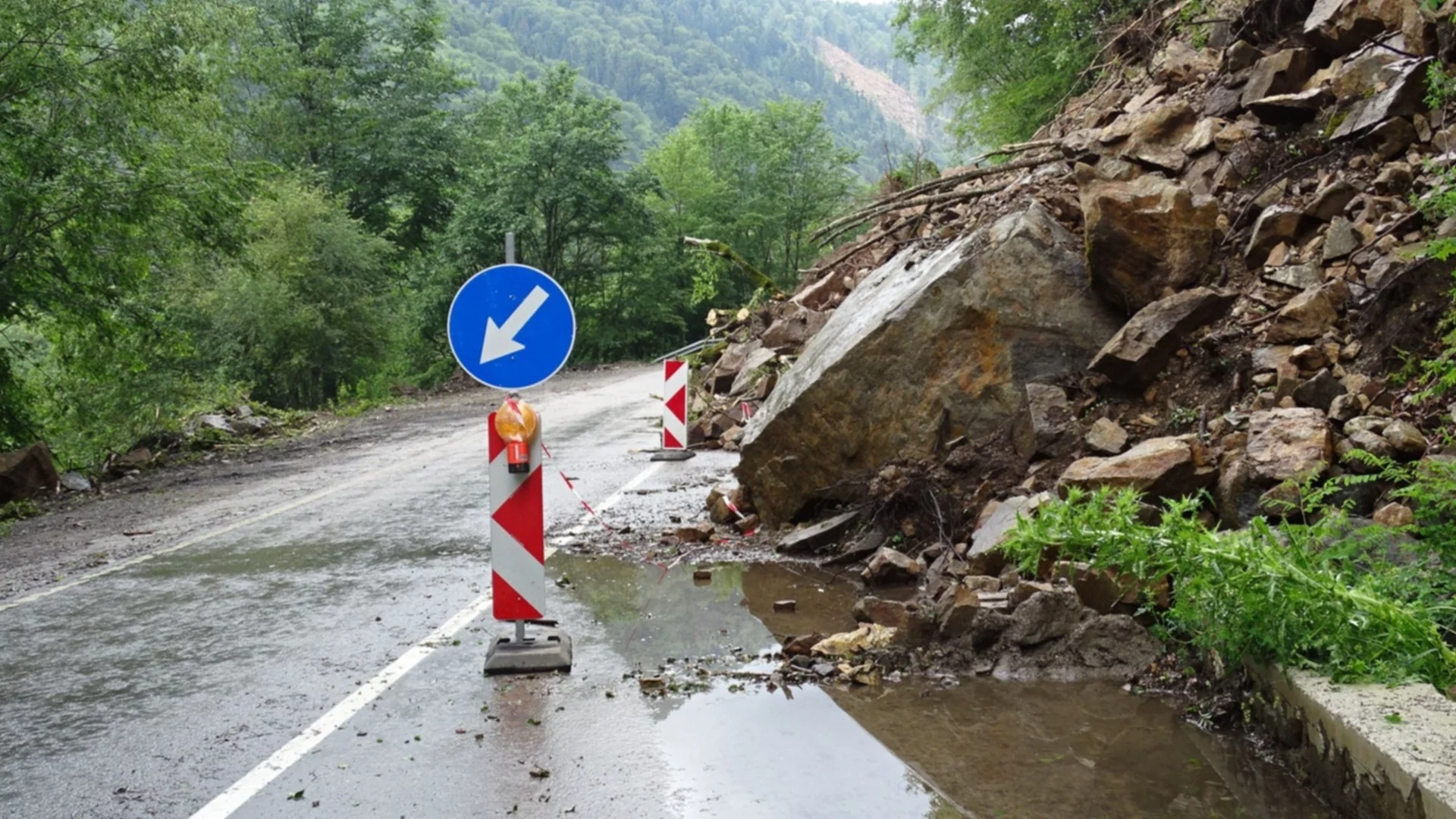 Свлачище затвори едното платно на пътя за Мелник