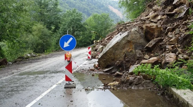 Свлачище затвори едното платно на пътя за Мелник
