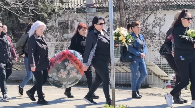 Напрежение по делото „Кочани“: За малко да изгонят почернени родители от съдебната зала