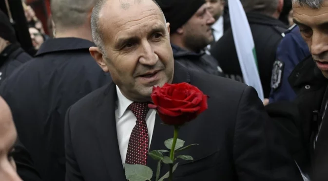 "Я кмет, я депутат, я Солунска митница": Социолог цитира Бай Ганьо за опашката за проекта на Радев